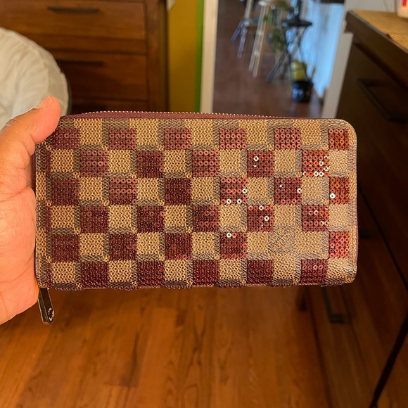 Authentic LV Limited Edition Zippy Wallet - Picture 3 of 15